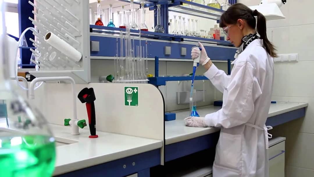 Jakie studia są potrzebne do pracy w laboratorium? Odkryj wymagania