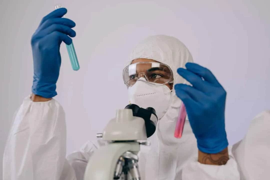 Kto pracuje w laboratorium medycznym? Poznaj kluczowe role i obowiązki