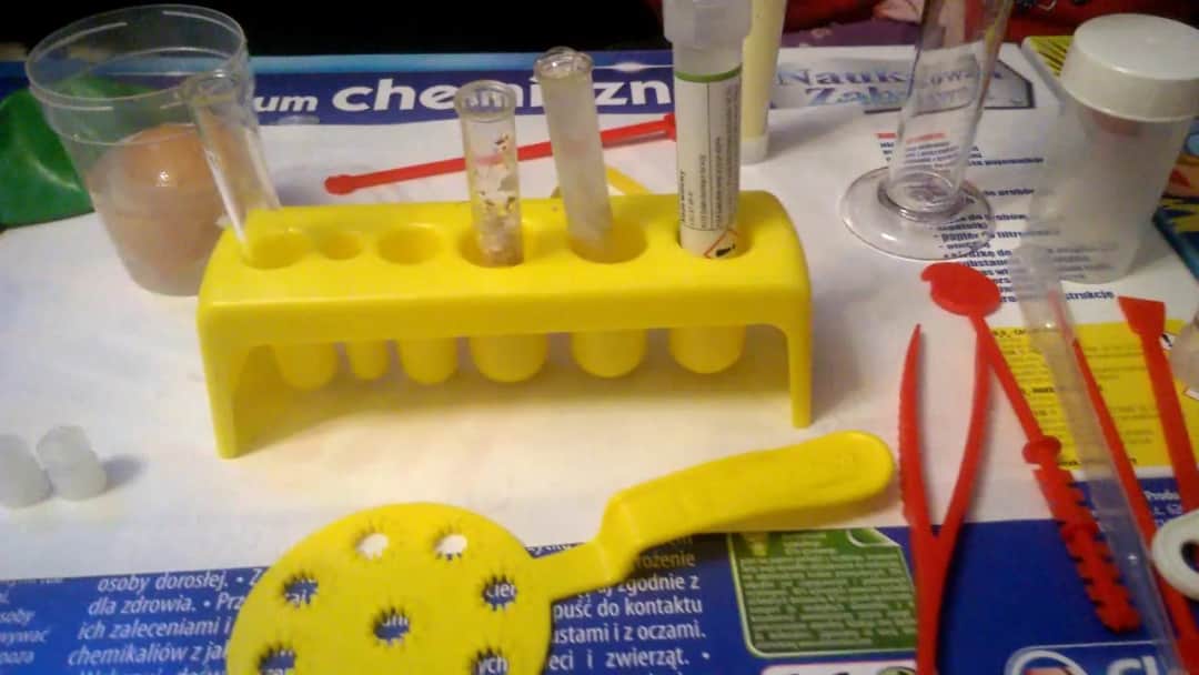 Domowe laboratorium chemiczne: Bezpieczny przewodnik DIY